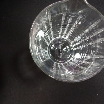 Лазерная гравировка на дно вазы из стекла