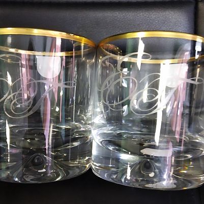 Лазерная гравировка на стеклянных стаканах для виски