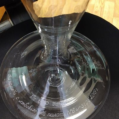 Гравировка стеклянной вазы необычной формы